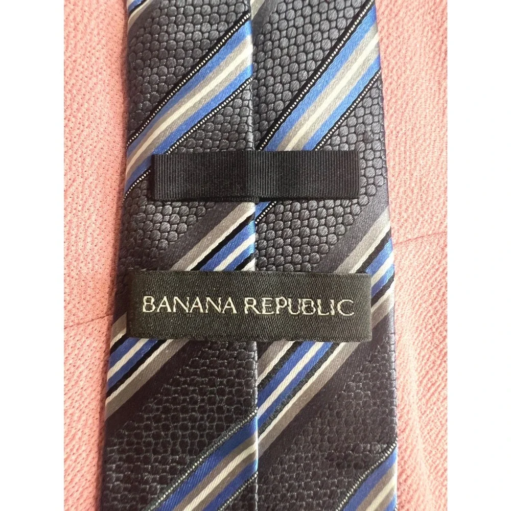 Banana Republic Mens Silk Blend Striped Necktie Blue Grey Silver Textured Tie